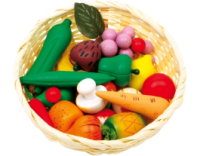 Košík s dřevěným ovocem a zeleninou